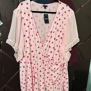 Torrid Light Pink Wrap Dress with Fuchsia Lip Print Sz 6